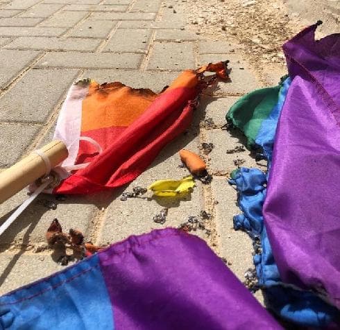הדגל שהוצת לפני שלושה חודשים (צילום: דוברות הבית הגאה באר שבע) הדגל שהוצת לפני שלושה חודשים