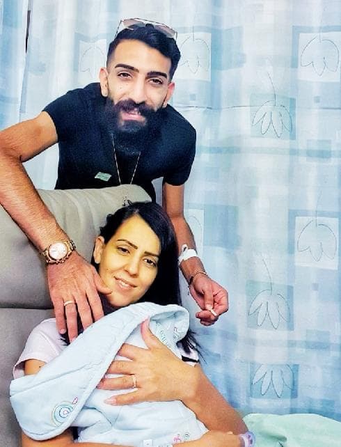 מאיה ואלעד דומר תושבי אופקים עם התינוקת החדשה מאיה ואלעד דומר תושבי אופקים עם התינוקת החדשה