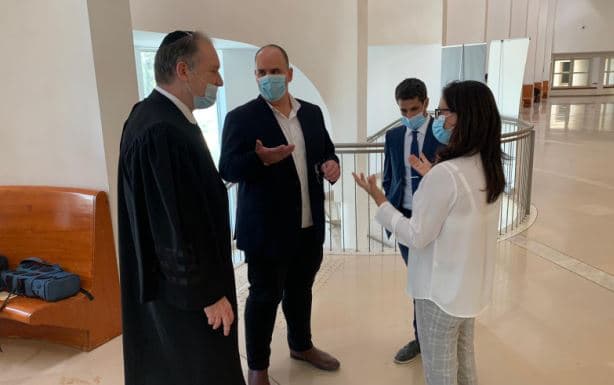 ברוט בבית המשפט ברוט בבית המשפט