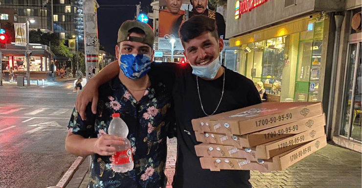 נבו והלל שלו עם הפיצות בתל אביב