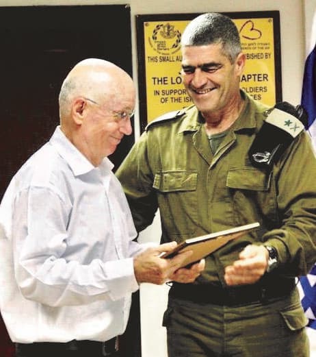 שאול לוי מקבל את הצל"ש מאלוף במיל', טל רוסו 