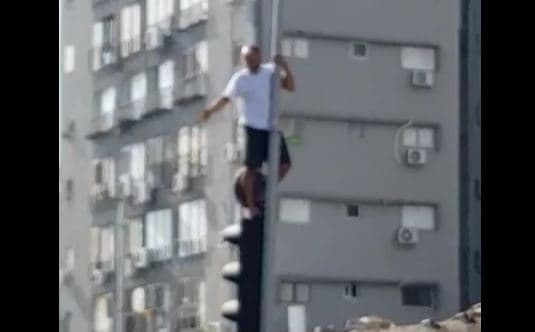 החליט לטפס על רמזור החליט לטפס על רמזור