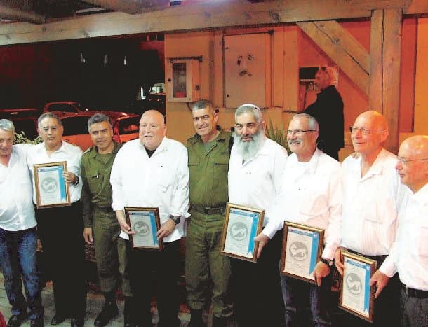 לוי (ראשון מימין) עם חבריו הצל"שניקים 