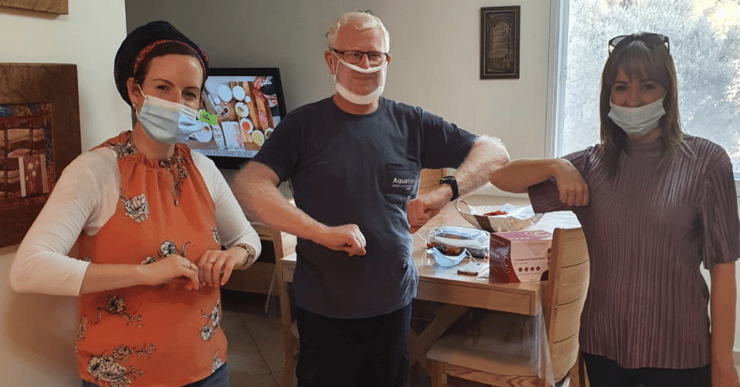 קיבלו הסבר על השימוש במסכה
