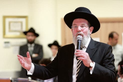 הרב קלמן מאיר בר. צריך לצדו עוד רב? 