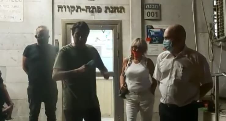 רן כרמי בוזגלו ביציאה מתחנת המשטרה