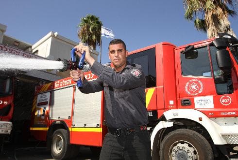 גם השנה אלירן שמש, לוחם אש בתחנת השרון, יעביר את יום הכיפורים בעבודה (צילום: אסף פרידמן) גם השנה אלירן שמש, לוחם אש בתחנת השרון, יעביר את יום הכיפורים בעבודה