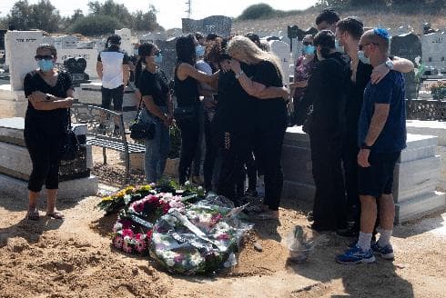 אחד מ-1,300. הלוויתו של איש הספורט האשדודי רפי חמאווי, שנכנע לקורונה לאחרי חודשיים של מאבק (צילום: אבי רוקח) אחד מ-1,300. הלוויתו של איש הספורט האשדודי רפי חמאווי, שנכנע לקורונה לאחרי חודשיים של מאבק