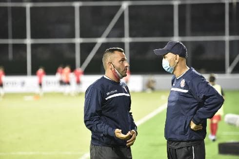 עוזר המאמן מנו הרוניאן ומאמן הכושר שרון כץ