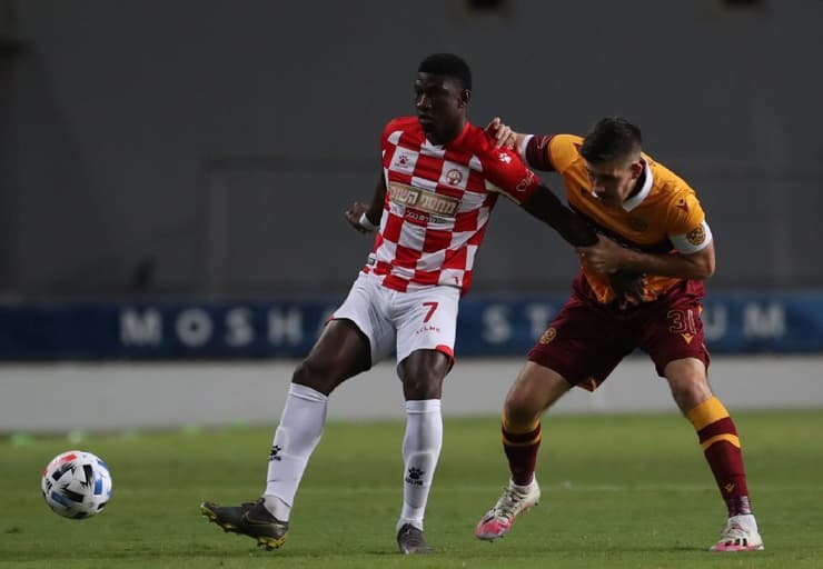 אלטון אקולטסה (משמאל) מול דקלן גלגר. משחק שקול במושבה