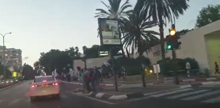 שיירת הדגלים השחורים ברחובות