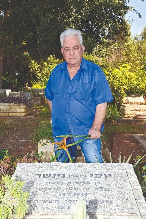 שפירא ליד קברו של יוסי גינשר ז"ל (צילום: אביהו שפירא) מנחם שפירא