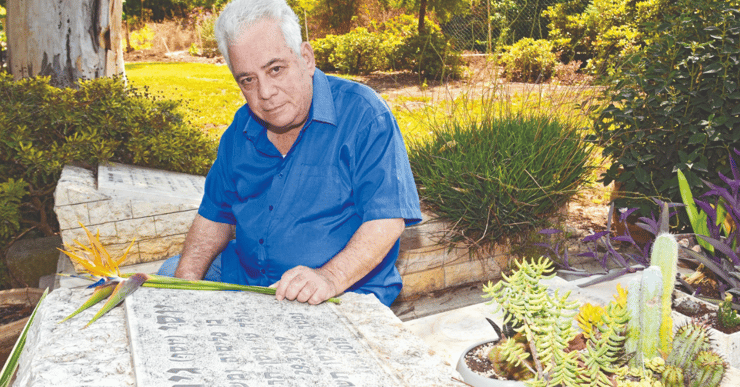 מנחם שפירא ליד קברו של יוסי גינשר ז"ל מנחם שפירא ליד קברו של יוסי גינשר ז"ל