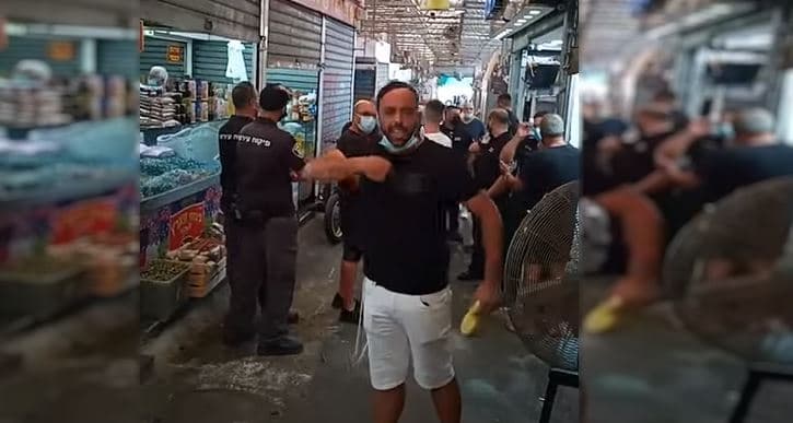 אחד מסוחרי השוק הישן בנתניה הבוקר אחד מסוחרי השוק הישן בנתניה הבוקר