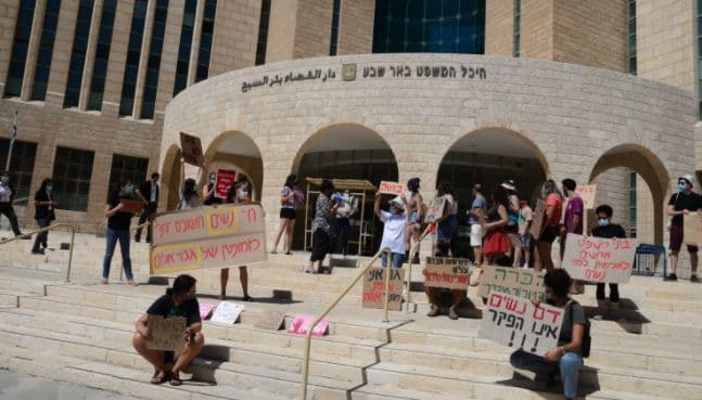 הפגנת הנשים ליד בית המשפט בב"ש