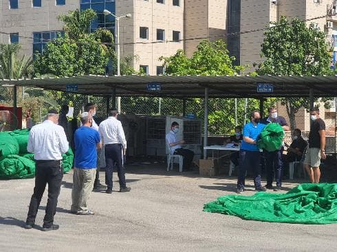 חלוקת ציוד למתפללים בפתח תקוה