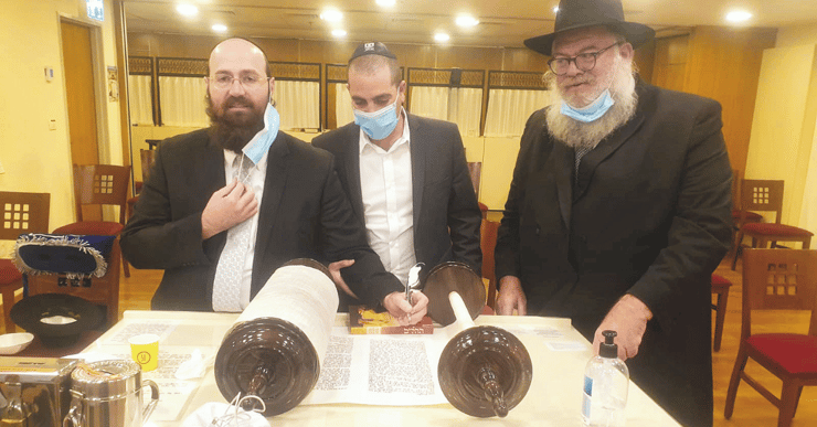 תפילה בבית הכנסת המרכזי בקרית ים. מימין: הרב אוירכמן