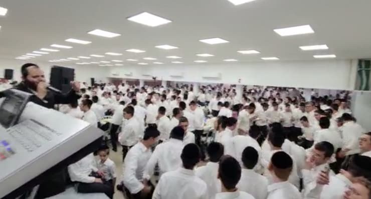 תלמידי "עטרת שלמה" בראשון לציון רוקדים בצאת יום הכיפורים (צילום: משה ויסברג בחדרי חדרים) תלמידי "עטרת שלמה" בראשון לציון רוקדים בצאת יום הכיפורים
