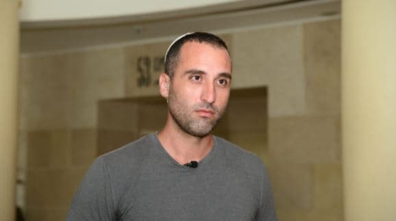 עופר איסאקוב, אחיה של הנדקרת