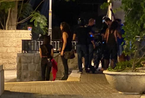 כוחות המשטרה מחוץ לבר