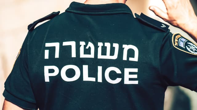 חשד שאשתו בוגדת בו