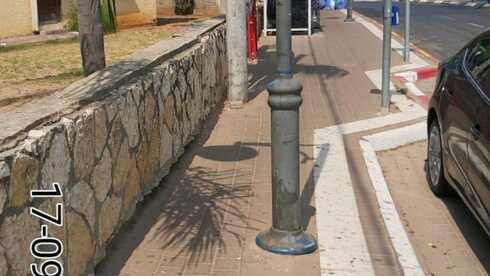 עמוד התאורה באמצע המדרכה ברחוב שבזי ראש העין