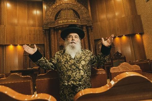 האדמור ממישקולץ בראיון נדיר מספר כיצד בחסידות בראשותו קיימת הפרדה מוחלטת בין דת לכסף