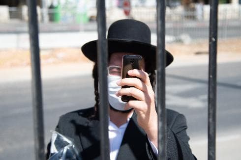 בחסידות גור התעקשו לקיים תפילת ראש השנה עם האדמור בנוכחות 2000 בחורי ישיבה ואברכים. התוצאה - מאות חלו בקורונה. צולם אחד החסידים בבית המדרש 