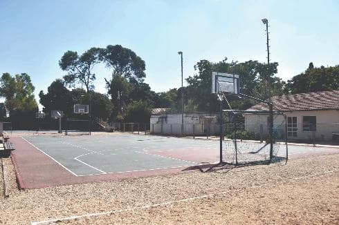 מגרש הכדורסל בקיבוץ מזרע
