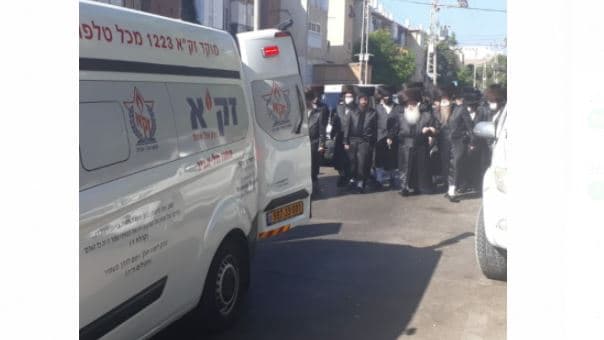 ליווי גופת הרב בקהילת צאנז