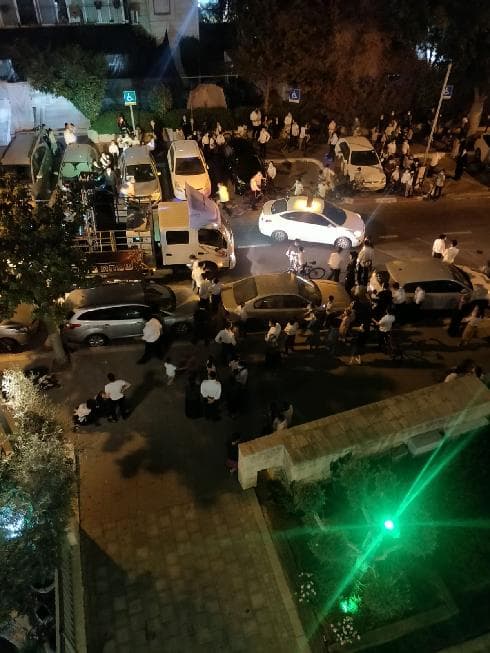 התקהלות סביב משאיות העידוד בפתח תקוה