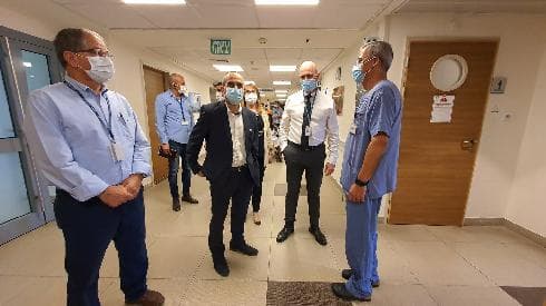 פרופ' גמזו בביקור במחלקה הזיהומית ב"הלל יפה"