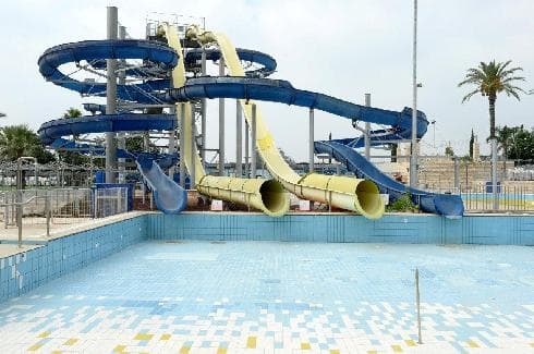 החופש הגדול .פארק המים ימית 2000 בחולון שומם וריק מילדים 