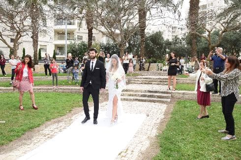 אהבה בימי קורונה. חתונה בפארק ציבורי בקריית חיים 
