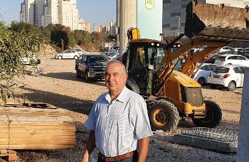 אלי דלל באתר העבודות