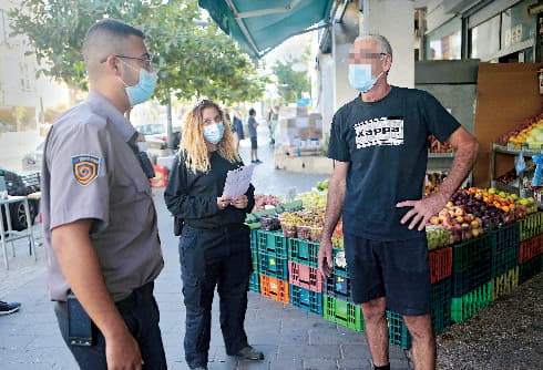 משוחחים עם בעלי חנויות (צילום: אבי מועלם) משוחחים עם בעלי חנויות