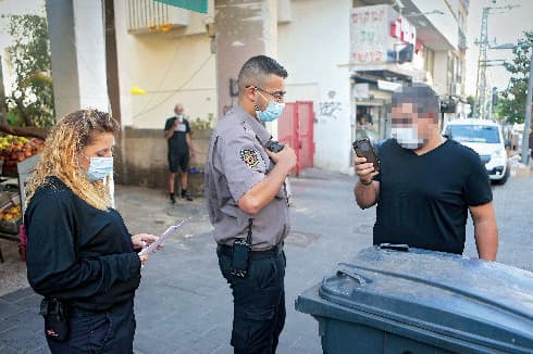 מחלקים קנסות (צילום: אבי מועלם) מחלקים קנסות
