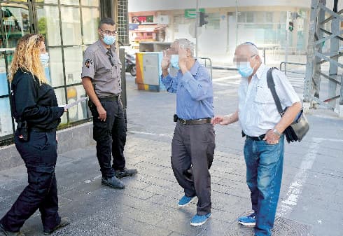בודקים מסיכות (צילום: אבי מועלם) בודקים מסיכות