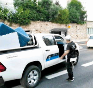 עובדי עירייה מפנים ציוד מבלפור ( צילום: באדיבות מאהל המחאה) עובדי עירייה מפנים ציוד מבלפור