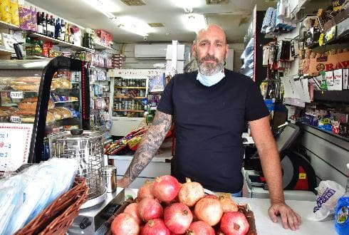 בעלי העסקים בשדרות גושן, פעם רחוב הקניות הסואן של הקריות, לא רואים את האור (צילום: נחום סגל) בעלי העסקים בשדרות גושן, פעם רחוב הקניות הסואן של הקריות, לא רואים את האור