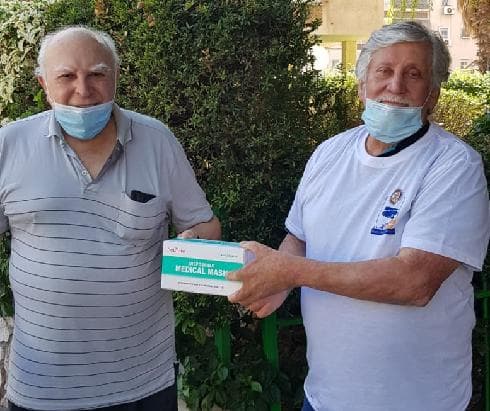 מתנדב רוטרי נתן שרפמן (מימין) ויקיר העיר ניסן שאלתיאל