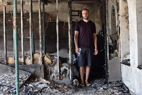 תושב נוף הגליל נאסר חזר לביתו שעלה באש בשריפה הגדולה שכילתה בתים בנוף הגליל (צילום: שרון צור) תושב נוף הגליל נאסר חזר לביתו שעלה באש בשריפה הגדולה שכילתה בתים בנוף הגליל