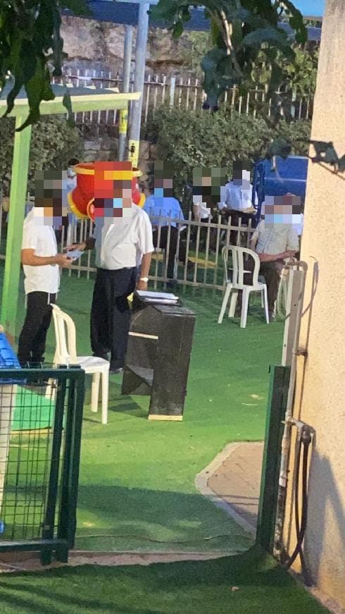 מתפללים בגן. "העירייה הבטיחה שזה ישתנה" (צילום: פרטי) מתפללים בגן. "העירייה הבטיחה שזה ישתנה"