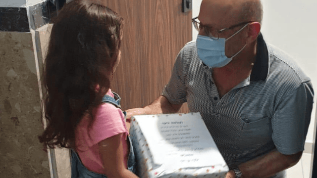 המתנדב שלמה ואחת הילדות בגן 