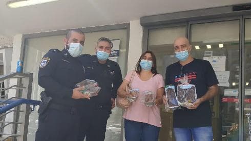 סדנת אפייה בזום וחלוקת עוגות לצוותי הביטחון והרפואה בחולון על ידי התלמידים (צילום: גימנסיה קציר, חולון) סדנת אפייה בזום וחלוקת עוגות לצוותי הביטחון והרפואה בחולון על ידי התלמידים