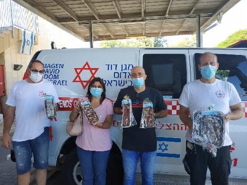 סדנת אפייה בזום וחלוקת עוגות לצוותי הביטחון והרפואה בחולון על ידי התלמידים (צילום: גימנסיה קציר, חולון) סדנת אפייה בזום וחלוקת עוגות לצוותי הביטחון והרפואה בחולון על ידי התלמידים