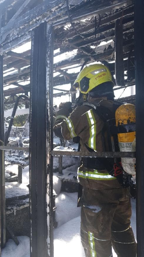 פעילות נחושה לכיבוי השריפה (צילום: תיעוד מבצעי כבאות והצלה) פעילות נחושה לכיבוי השריפה