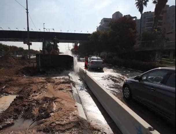 פיצוץ צינור ברחוב ההסתדרות בראשל"צ