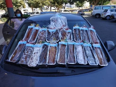 העוגות שנאפו לכבוד צוותי הביטחון והרפואה (צילום: גימנסיה קציר, חולון) העוגות שנאפו לכבוד צוותי הביטחון והרפואה
