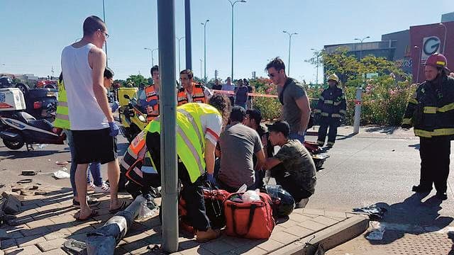 זירת התאונה (צילום: מד"א) זירת התאונה
